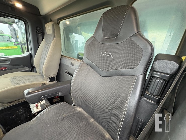 2015-peterbilt-567-image-34