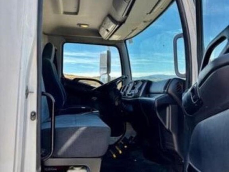 2010-hino-258-image-83