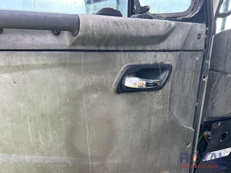 2016-peterbilt-320-image-9