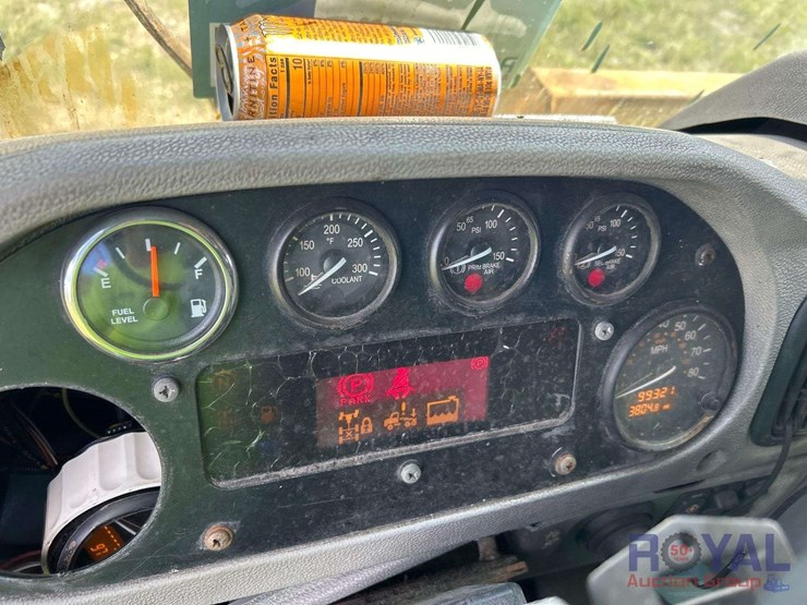 2015-peterbilt-320-image-10