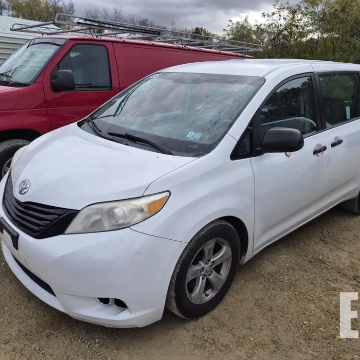 2013 TOYOTA SIENNA