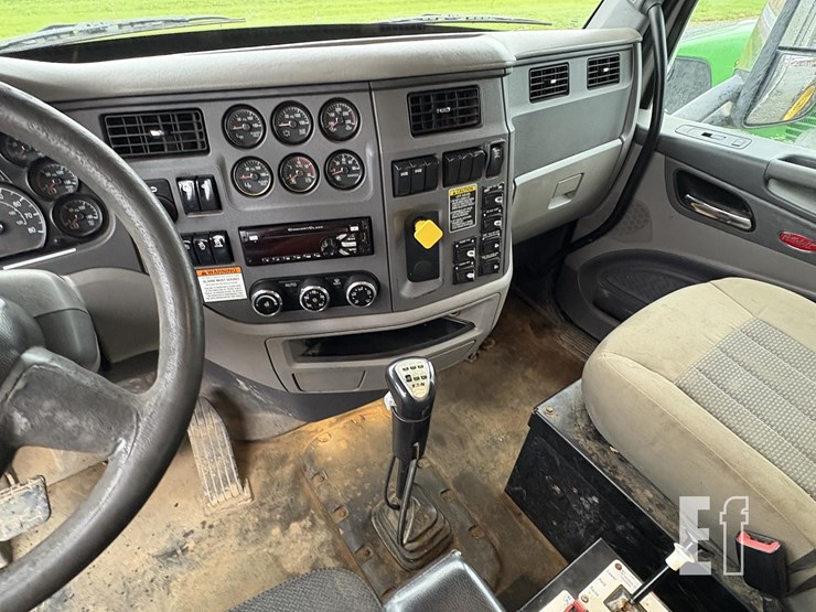 2015-peterbilt-567-image-28