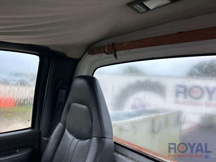 2005-gmc-c8500-flatbed-service-truck-image-16