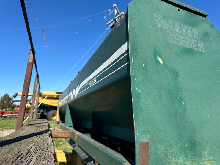 #32236-•-nammoc-levee-squeeze-w/marliss-levee-seeder-image-19