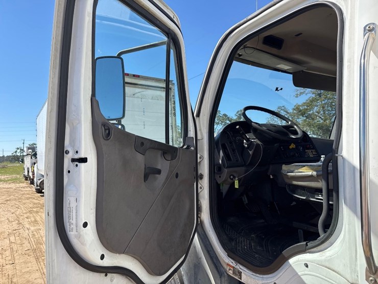 2020-freightliner-m2-26'-box-truck-image-17