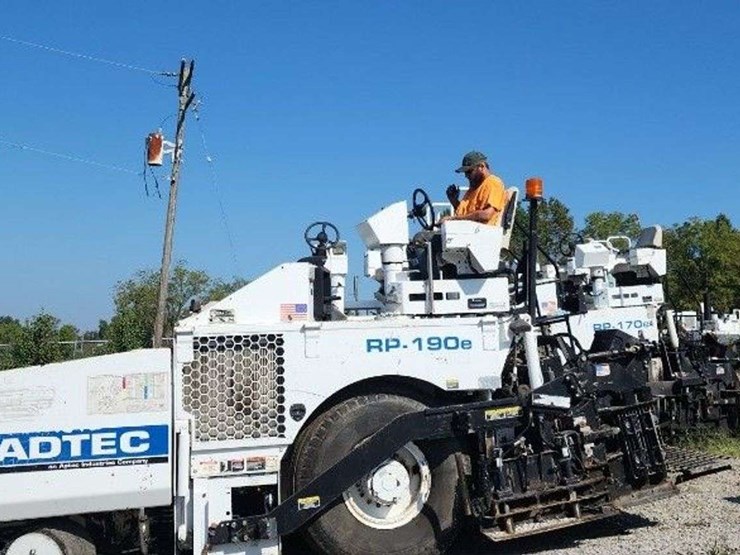 2017-roadtec-wheel-asphalt-paver-w/omini4-image-3