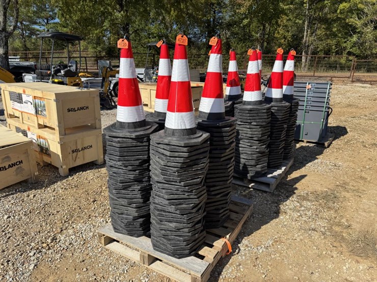 #4737-•-(25)-traffic-cones-image-2