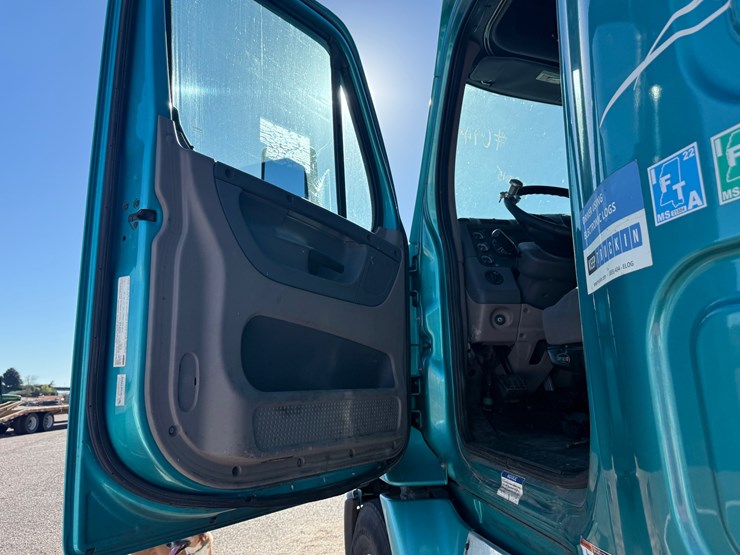 2015-freightliner-cascadia-113-image-36