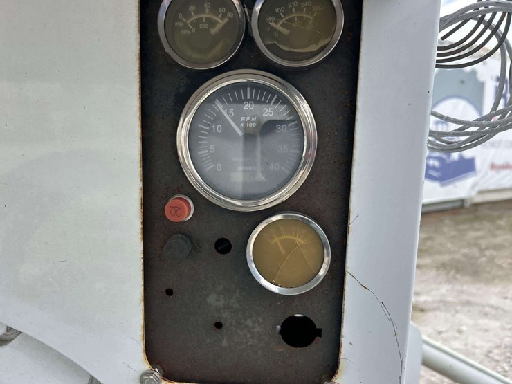 woodchuck-altec-at37g-37ft-insulated-rover-bucket-lift-image-8