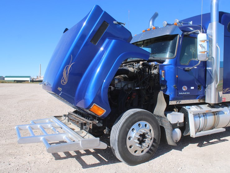 #2045-•-#2045--2013-mack-chu613-semi-tractor-image-32