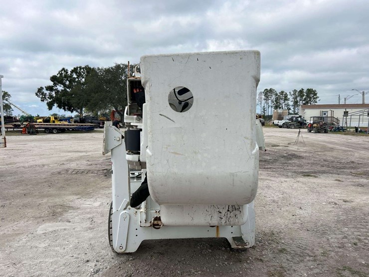 woodchuck-altec-at37g-37ft-insulated-rover-bucket-lift-image-22