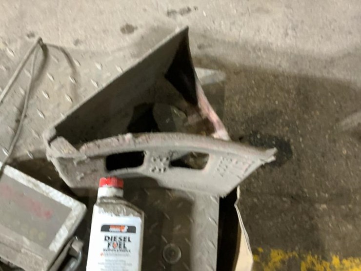 #165-•-trailer-hitch,-tires,-and-assorted-parts-image-25