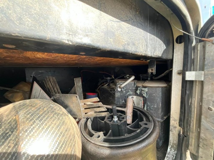 1998-peterbilt-379-image-22