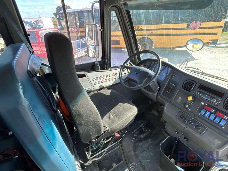 2009-freightliner-b2-image-10