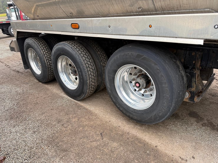 2019-peterbilt-567-image-7