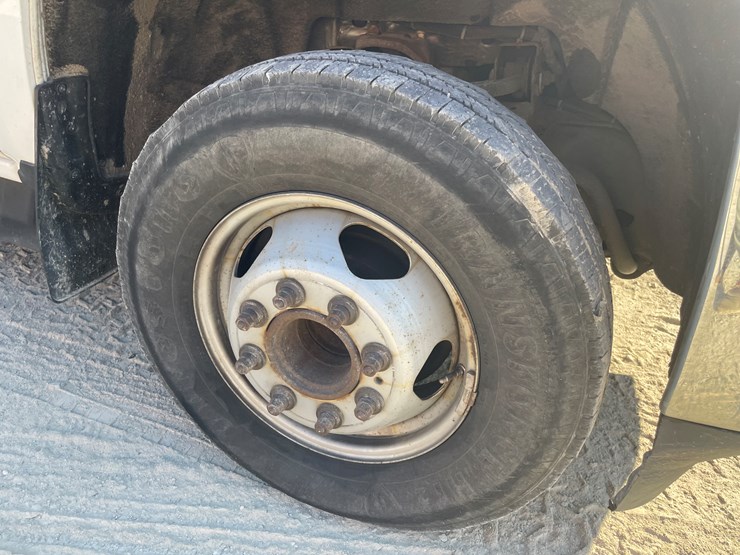 #1007-•-2017-chevy-3500-diesel-utility-truck,-(has-title)-image-13