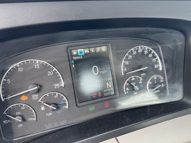 2018-freightliner-cascadia-126-image-9