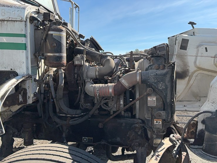 2014-peterbilt-330-image-25