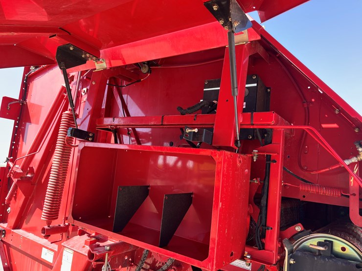 2013-new-holland-br7070-image-11