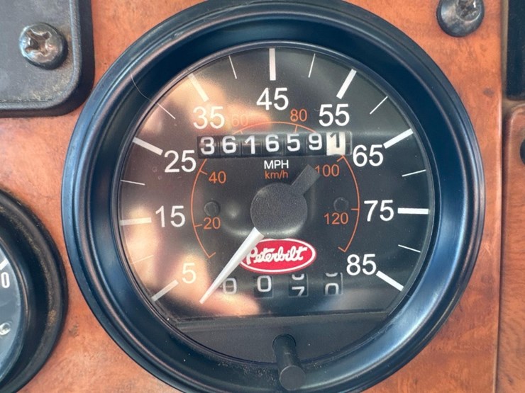 2007-peterbilt-335-image-32