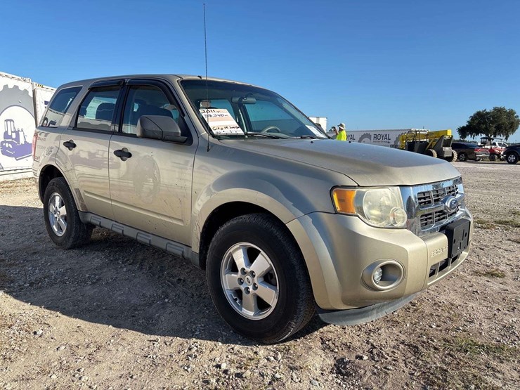 2011-ford-escape-image-2