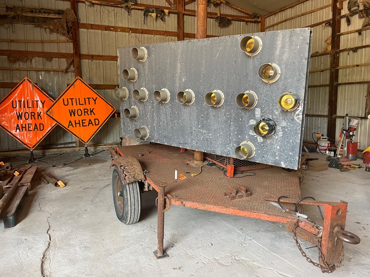 #1048-•-towable-arrow-board-image-1