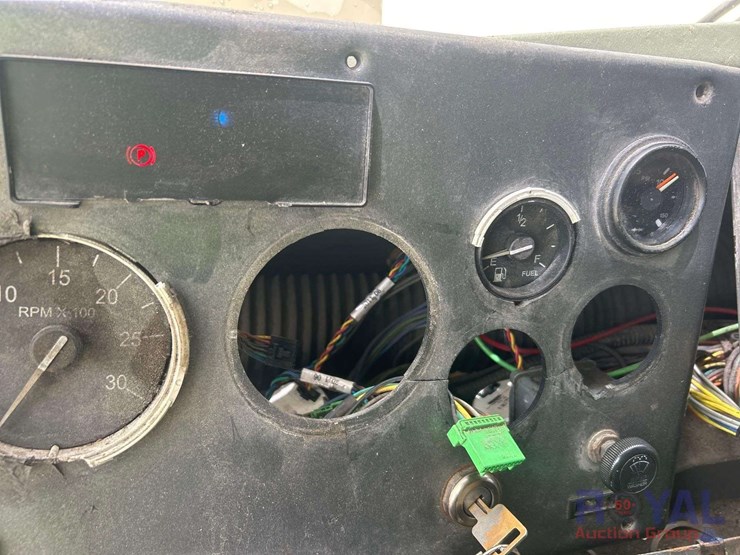 2012-crane-carrier-low-entry-t/a-rear-loader-garbage-truck-image-6