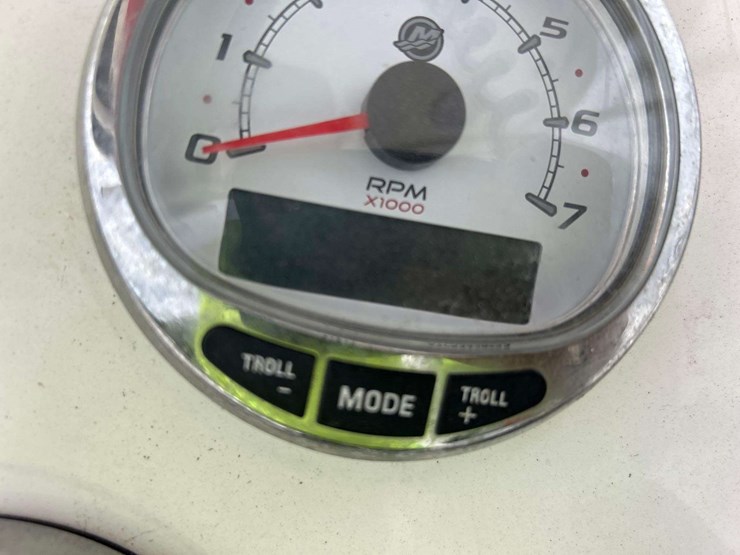 2014-glasstream-360-scx-twin-400r-mercury's-with-triple-axle-aluminum-trailer-image-6