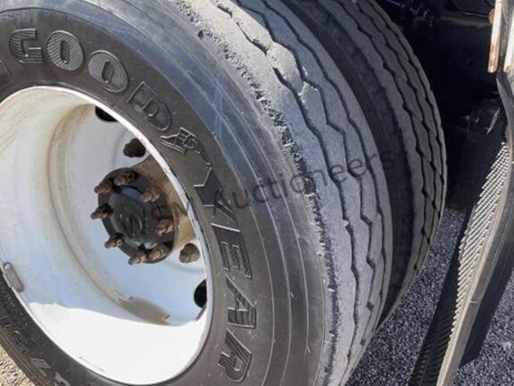 2003-freightliner-fl80-image-8