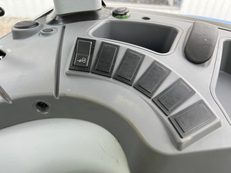 2017-new-holland-t4.75-image-32