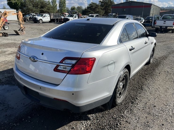 2017-ford-taurus-sedan-image-4