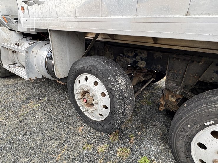 2015-peterbilt-567-image-21