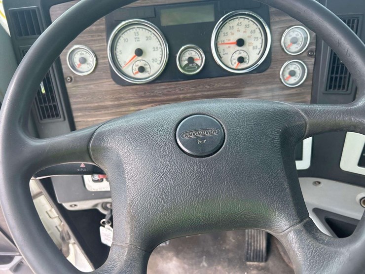2015-freightliner-122sd-image-11