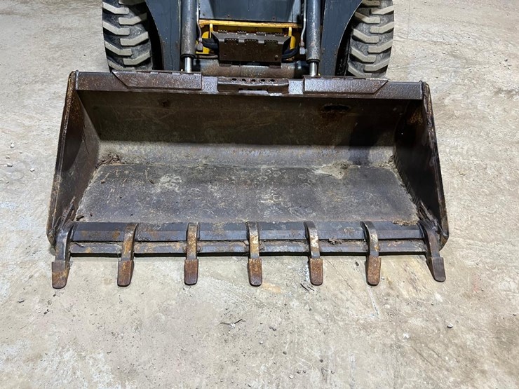 2025-deere-318e-image-9