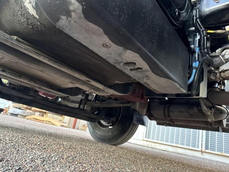 2012-freightliner-m2-106-image-34