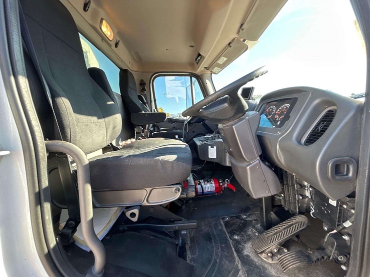 2020-freightliner-m2-106-elgin-whirlwind-series-mv-street-sweeper-truck-image-36