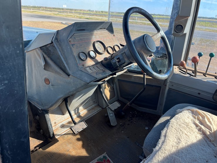 1989-ford-846-image-24