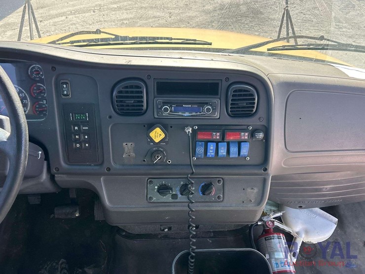 2009-freightliner-b2-image-14