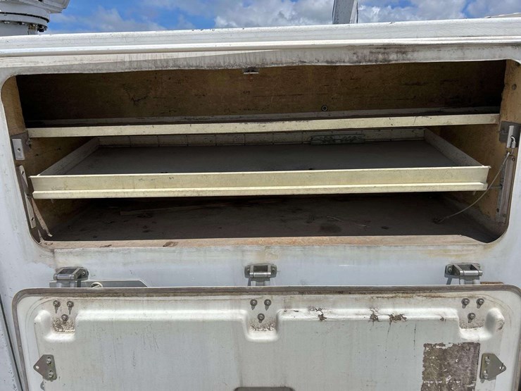 2006-ford-f550-image-25