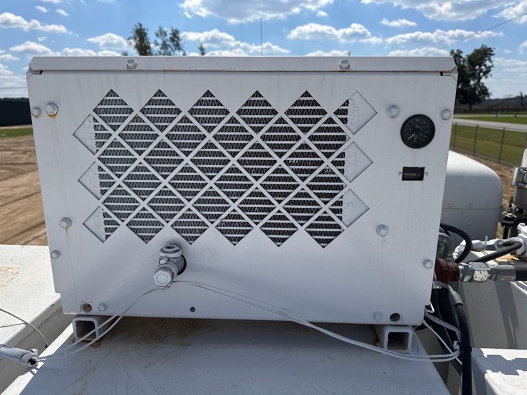 2007-peterbilt-335-image-19