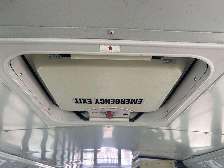 2009-freightliner-b2-image-18