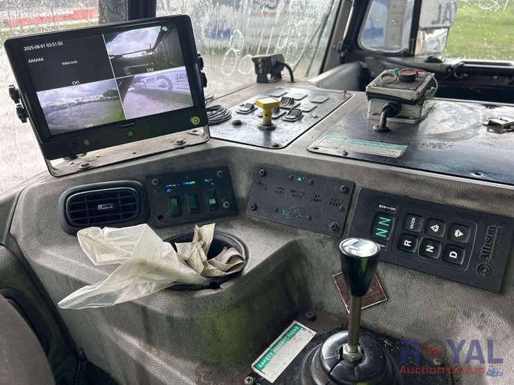 2016-peterbilt-320-image-15