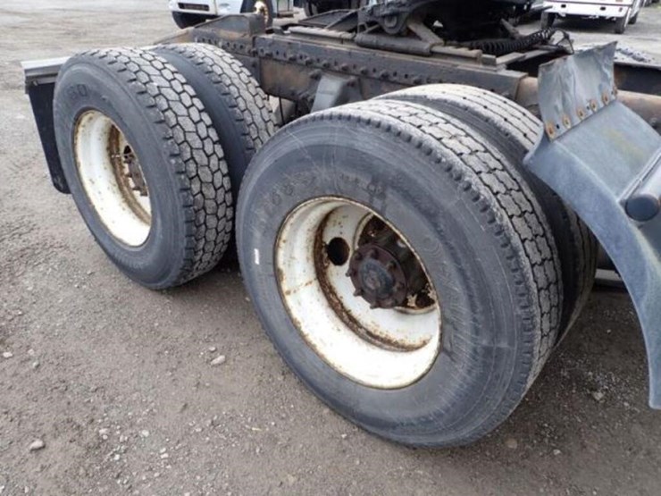 2010-freightliner-cascadia-t/a-hiway-tractor---day-image-53