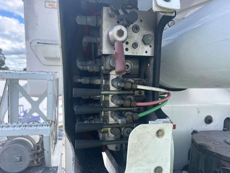 2016-freightliner-m2-106-altec-am50-50ft-bucket-truck-image-59