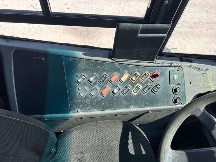 2007-freightliner-b2-image-11