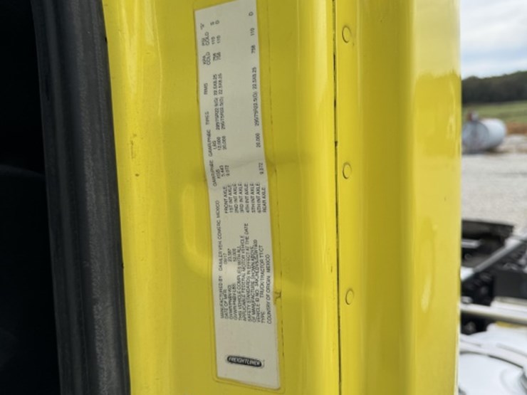 2018-freightliner-cascadia-126-image-11