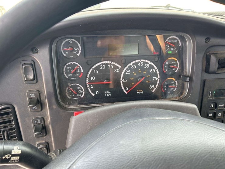 2018-freightliner-m2-106-lay-flat-roll-back-truck-image-15