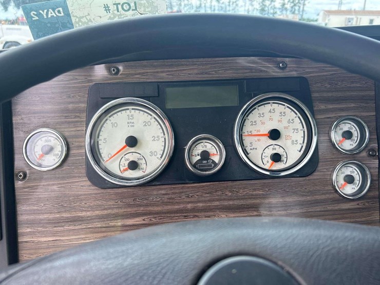 2015-freightliner-122sd-image-12