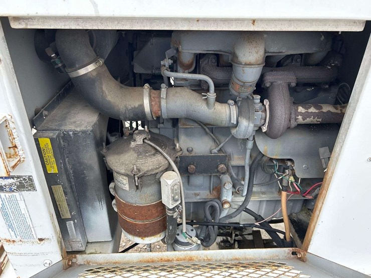 woodchuck-altec-at37g-37ft-insulated-rover-bucket-lift-image-6