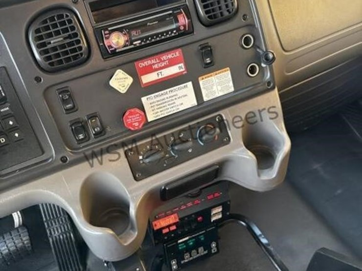 2012-freightliner-m2-106-image-52